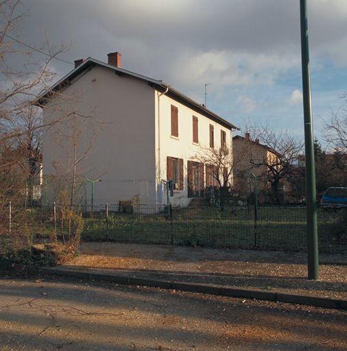 Vue d'ensemble maison et jardin