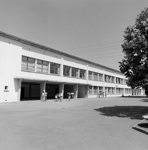 Cour de l'école et préau