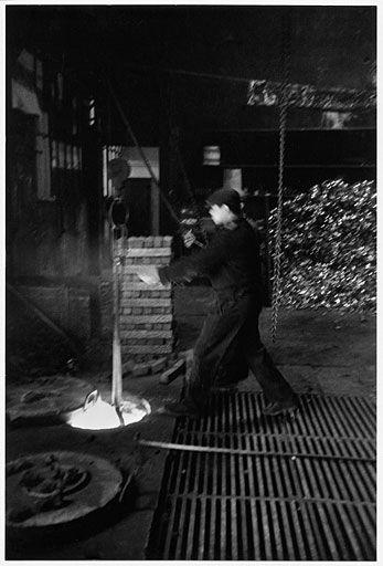 Sortie de four d'un creuset en fusion (archives privée DLMI, vers 1960)