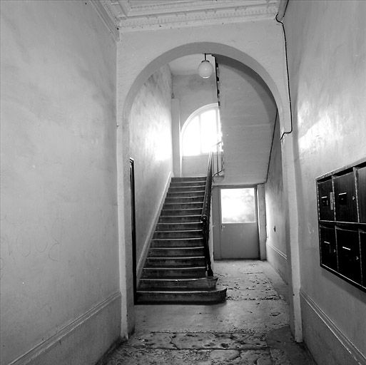 Vue du vestibule et de l'escalier