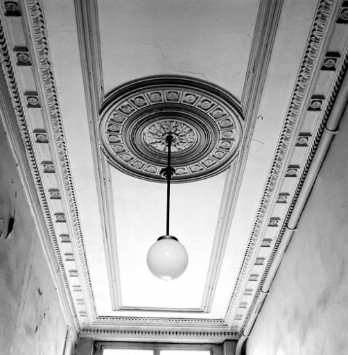 16 rue Casimir-Perier, décor stuqué du plafond du vestibule