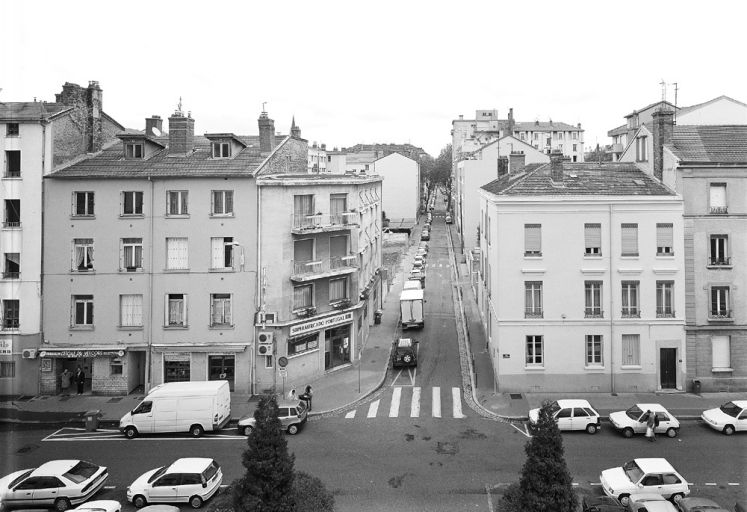 Vue de la rue Quivogne vers le nord, depuis le marché-gare