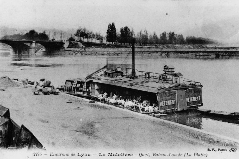 Un bateau-lavoir à la Mulatière, carte postale, fin XIXe siècle