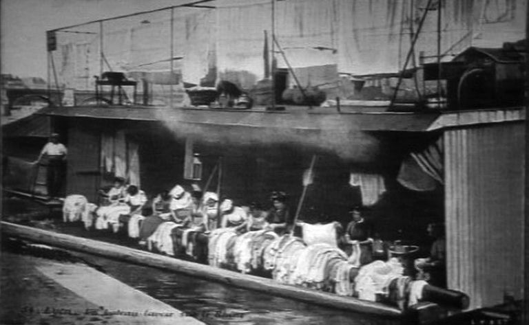 Un bateau-lavoir sur le Rhône, carte postale, [début XXe siècle]