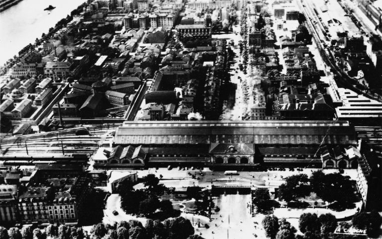 Vue aérienne prise au-dessus de la place Carnot vers le sud, carte postale