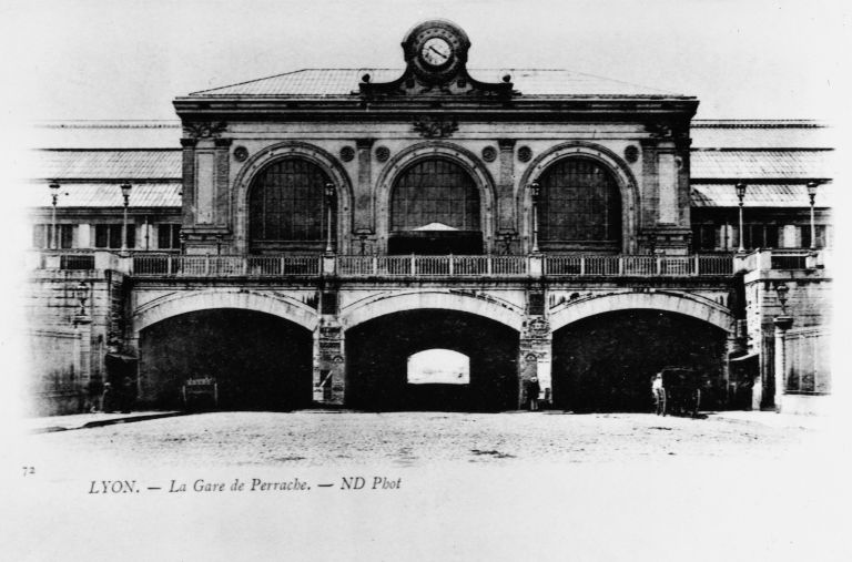 Elévation antérieure du corps de bâtiment central et 'voûtes', carte postale, 1er quart XXe siècle