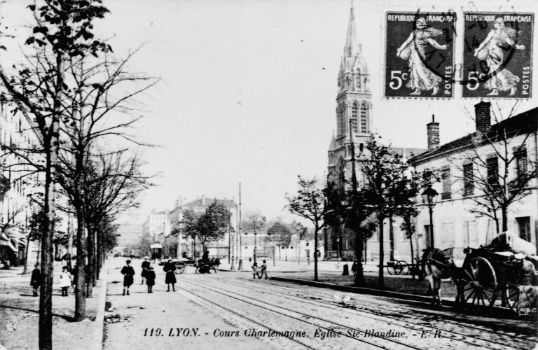 La place au début du 20e siècle. Carte postale