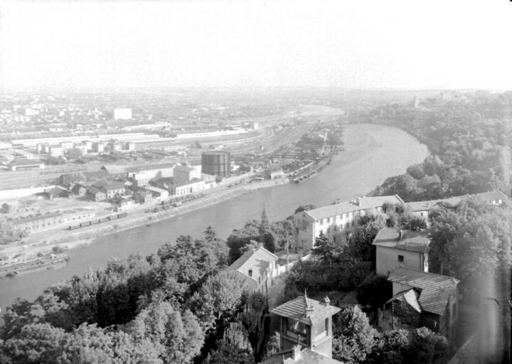 Vue du confluent depuis le nord-ouest. Photogr. / E. Poix ou E. Pernet, [vers 1965]