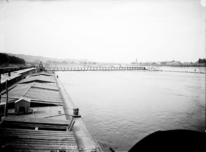 Vue de l'écluse de la Mulatière depuis le sud, photogr., [2e quart XXe siècle]