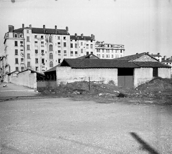 Vue des entrepôts le long du cours Charlemagne avant la construction du marché de gros, photog., [vers 1960]