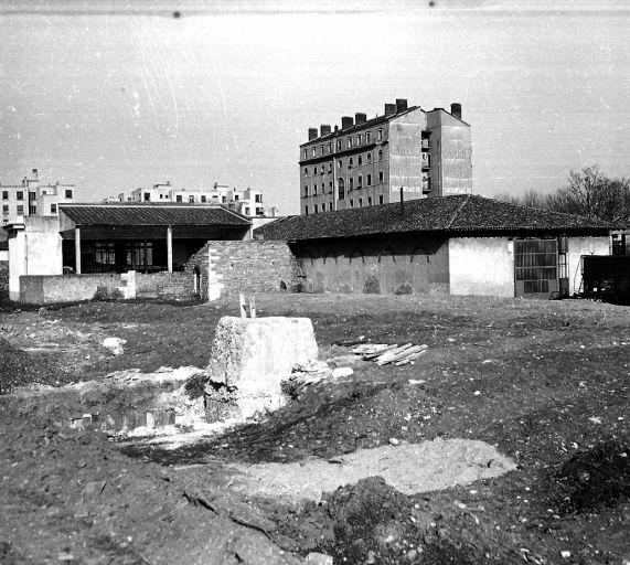 Vue des entrepôts à l'emplacement de la gare d'eau, avant la construction du marché de gros, photogr., [vers 1960]