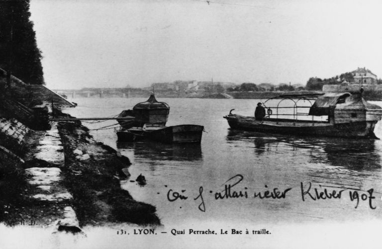 Le bac à traille, quai Perrache, carte postale, [1er quart 20e siècle]