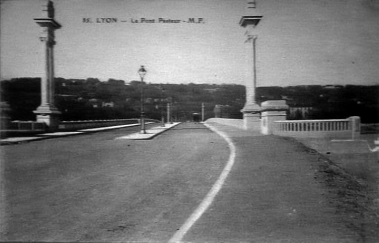 L'entrée du pont de 1923, carte postale