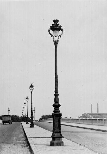 Un candélabre du pont de 1923, photogr. [2e quart 20e siècle]