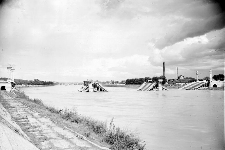 Vue d'ensemble du pont Pasteur après les bombardements de septembre 1944, photogr. / E. Poix ou Edmond Pernet