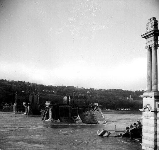 Le pont Pasteur détruit par l'armée allemande, photogr. / E. Poix ou Edemond Pernet ?, 1944