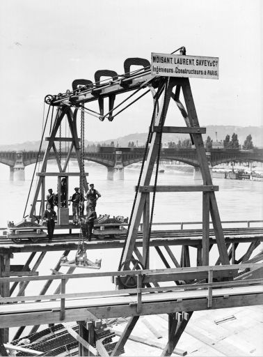 Construction du pont du Midi : grue de montage charpente métallique, juillet 1890