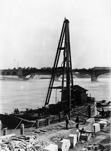 Construction du pont du Midi : battage de pieux en rivière (palées des cintres), mai 1890