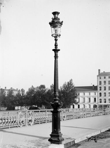 Vue d'un candélabre, photogr. / E. Fabrègue et J.-E. Tardy, [1891]