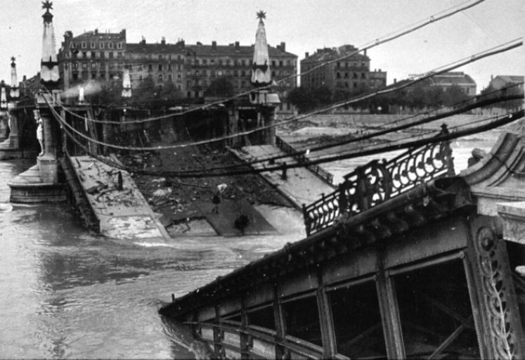 Vue du pont bombardé. Photogr., 1944