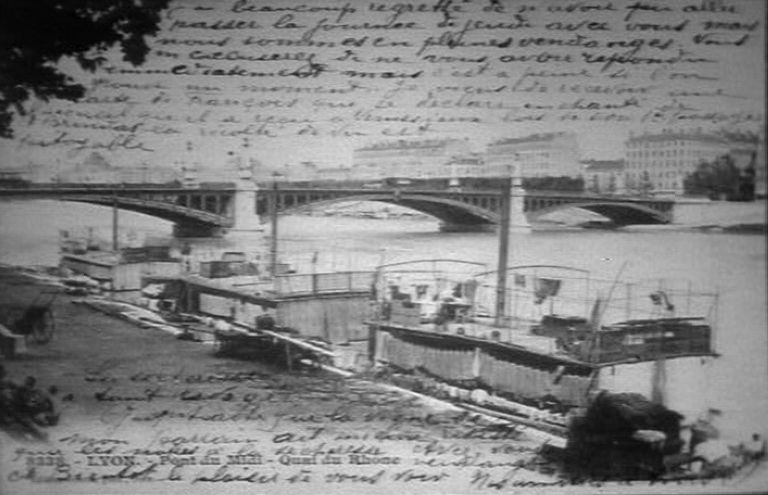 Vue des bateaux lavoirs amarés au quai du Rhône, carte postale, [1er quart XXe siècle]