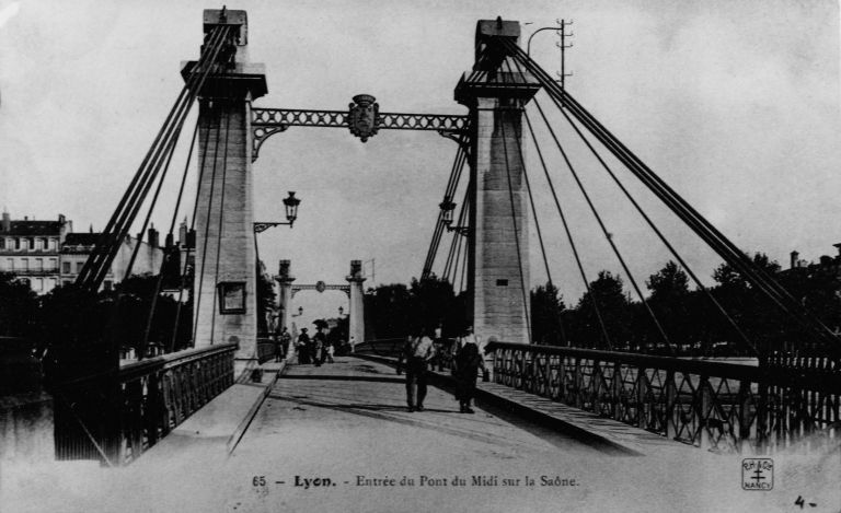 Entrée du pont suspendu, carte postale, [1er quart 20e siècle]