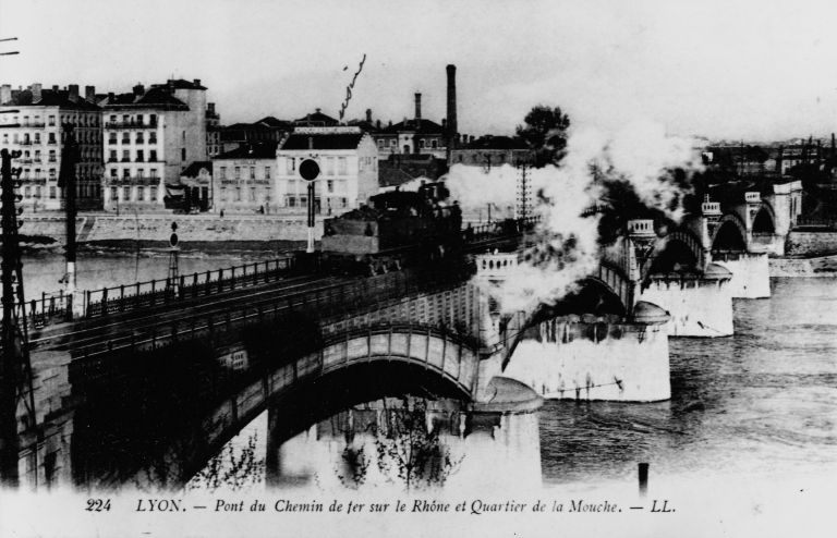 Le pont de chemin de fer, carte postale, [1er quart 20e siècle]