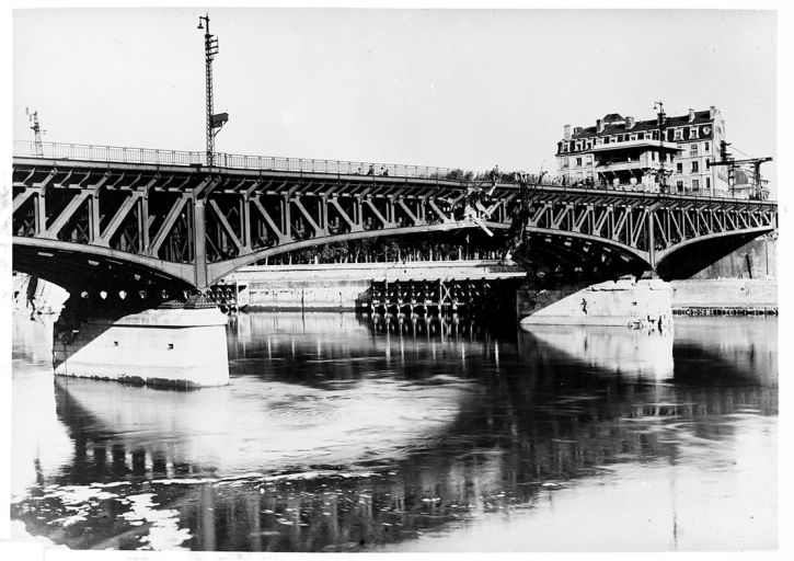 Vue du pont après les destructions de l'armée allemande les 1er et 2 septembre 1944