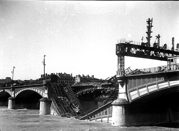 Vue du pont détruit par l'armée allemande les 1er et 2 septembre 1944