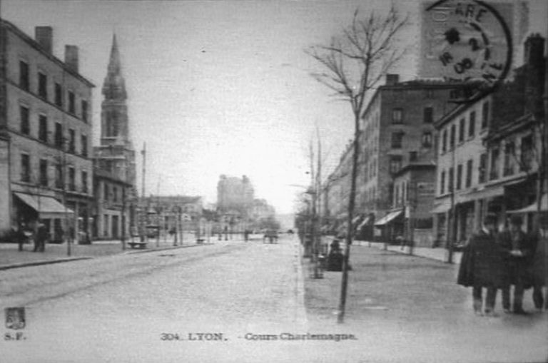 La place au début du 20e siècle. Carte postale