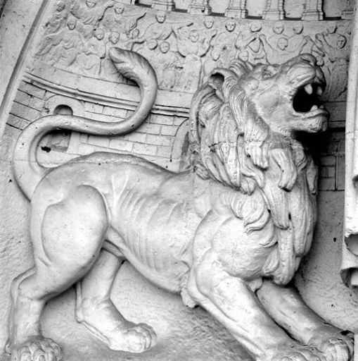 Détail du lion situé à gauche