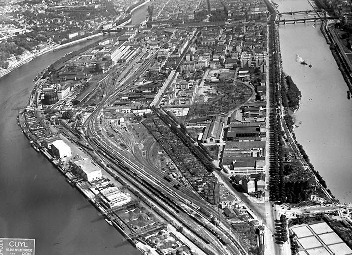 Vue aérienne prise du sud avant la construction du marché. Le tracé de la gare d'eau est encore visible