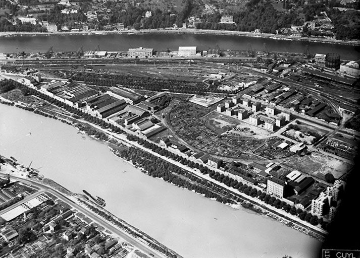 Vue aérienne prise du nord-est avant la construction du marché. Le tracé de la gare d'eau est encore visible