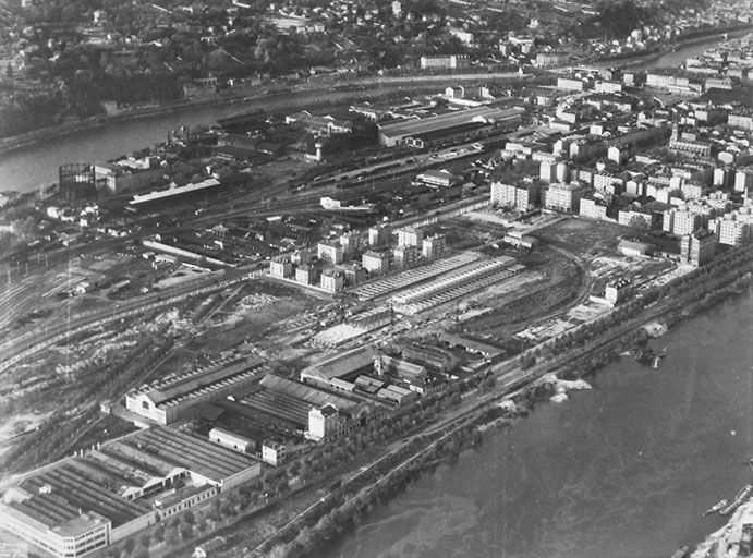 Vue aérienne prise du sud-est pendant la construction du marché