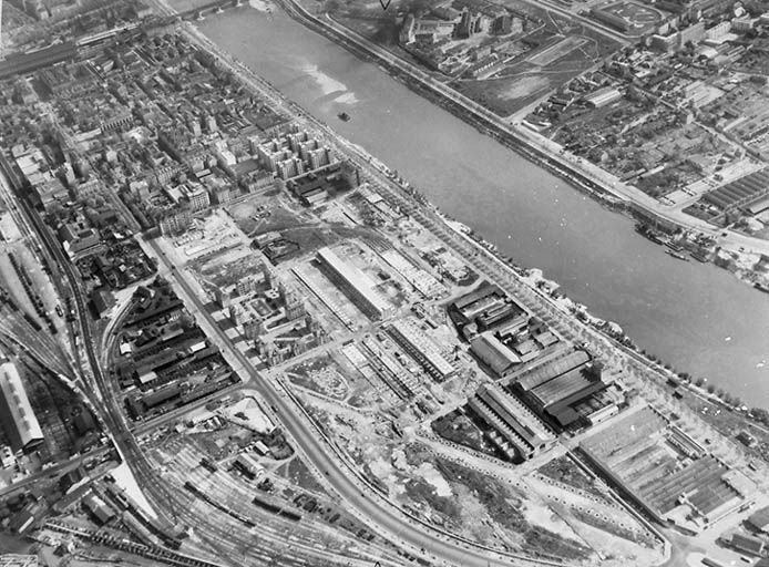 Vue aérienne prise du sud-ouest pendant la construction du marché