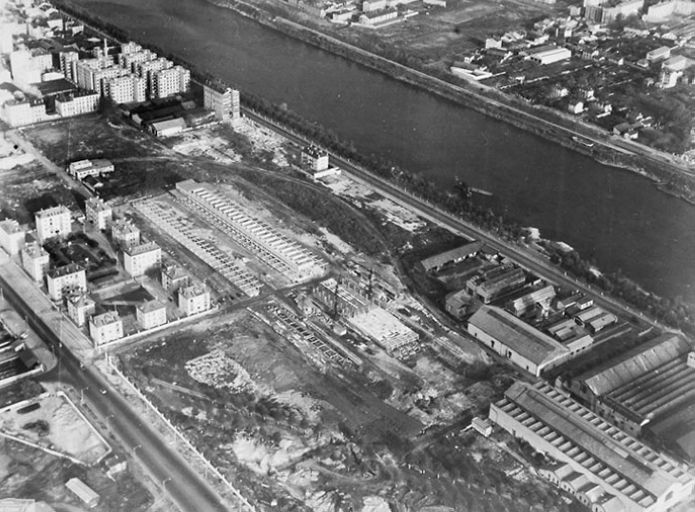 Vue aérienne prise au sud de la cité SNCF, cours Charlemagne. Le marché est en cours de construction, 1957