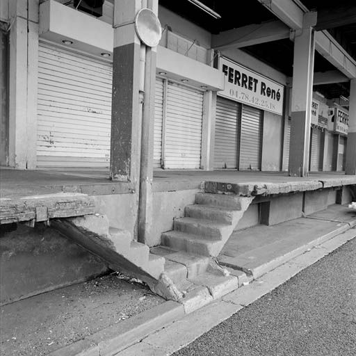 Allée latérale ouest : escalier menant au quai de déchargement