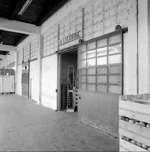 Bâtiment C1 : entrée ouest des cases réservées à la Licorne