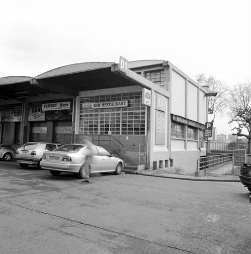 Bar-restaurant situé au sud-est du marché