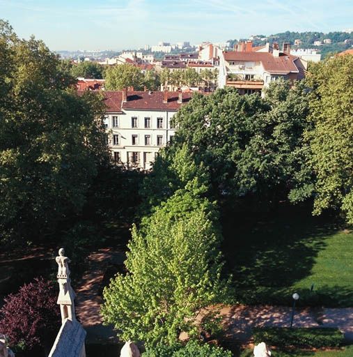 Vue d'ensemble vers le sud-sud-est depuis le toit de l'église Sainte-Blandine