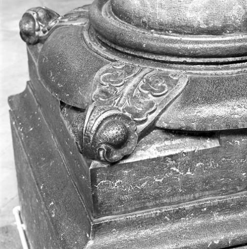 Base ornée de griffes à enroulements feuillagés