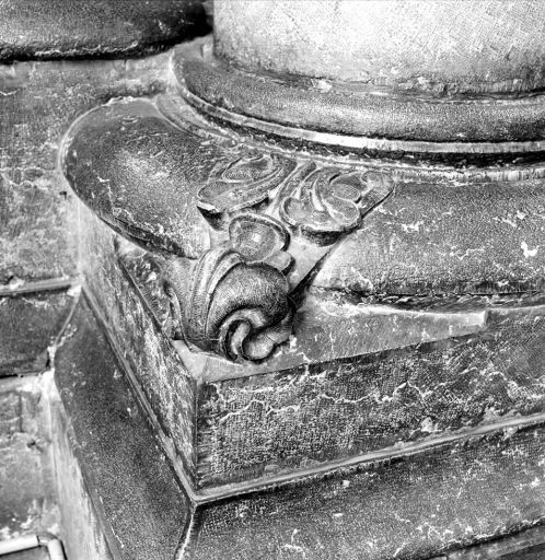 Base ornée de griffes à enroulements feuillagés