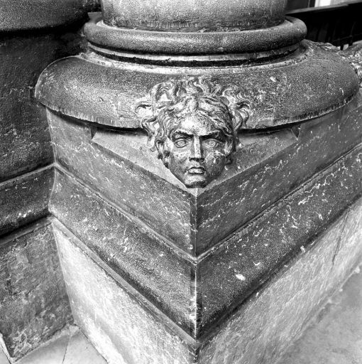 Griffe ornée d'une tête d'homme, vue de face