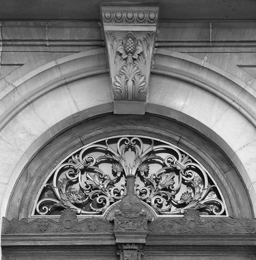 Porte d'entrée : châssis de tympan orné de rinceaux en ferronnerie