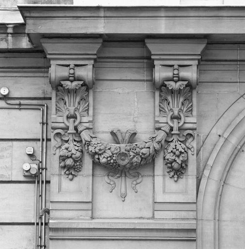 Rez-de-chaussée, travées centrales : vue rapprochée de la guirlande de fleurs