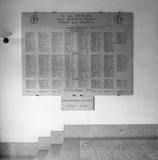 Plaque commémorative située dans le sas d'entrée