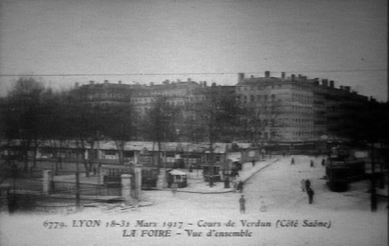 Cours de Verdun (Côté Saône). La Foire. Carte postale, 1917