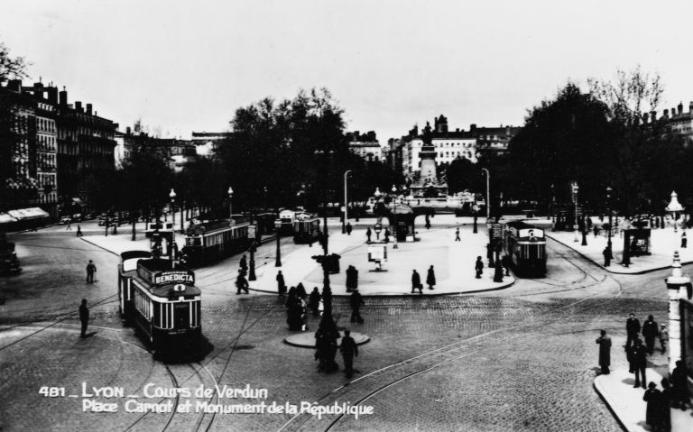 Lyon - Cours de Verdun. Place Carnot et Monument de la République. Carte postale, milieu 20e siècle