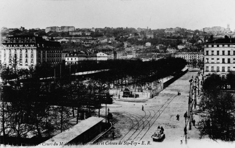 Vue de situation avec le cours de Verdun pris depuis l'est, carte postale, [1er quart XXe siècle]