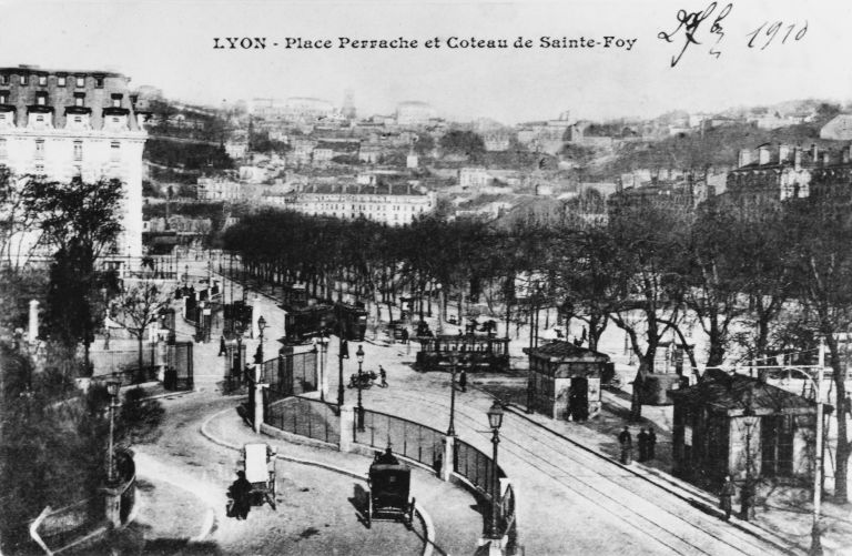 Vue de situation avec le cours de Verdun pris depuis l'est, carte postale, [1er quart XXe siècle]